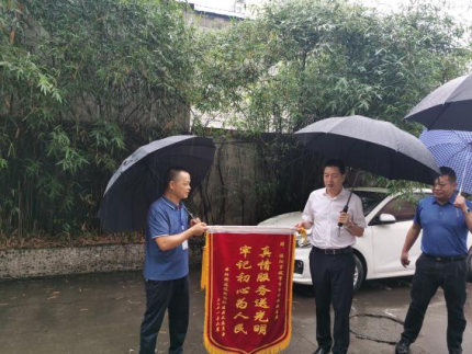 最新龍?zhí)脸枪埽蛟斐鞘泄芾淼浞叮宫F(xiàn)城市形象之光