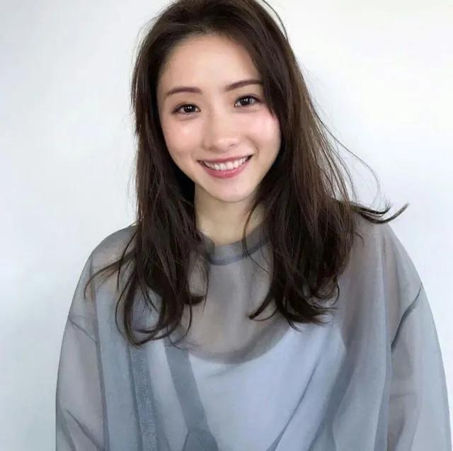 石原里美甜蜜官宣結婚喜訊，全球矚目！