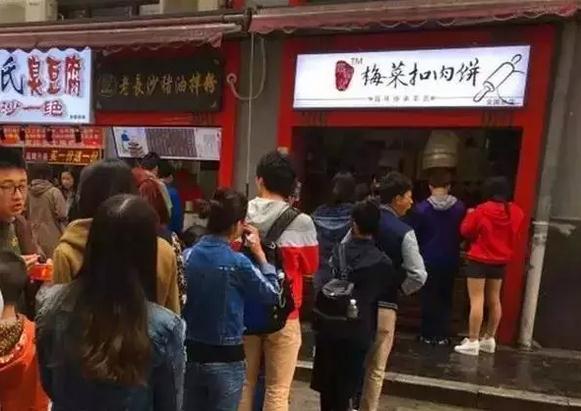 最新熱門排隊小吃攤，全球美食之旅引爆熱潮！
