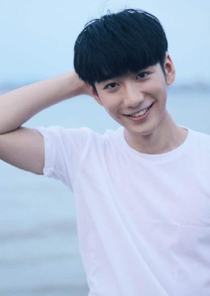 楚演員男的自然美景探索之旅，尋找內心寧靜之地