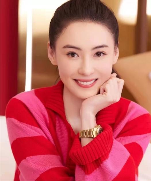 40多歲女明星,探索小巷深處的獨特魅力，一位40多歲女明星與一家隱藏的小店