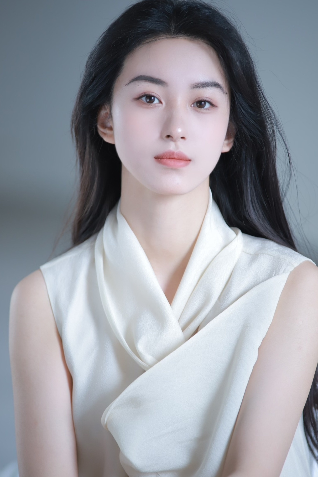 女電影演員探尋小巷中的隱秘瑰寶