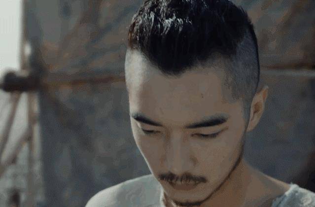 小胡子演員，從邊緣到舞臺中心的勵志成長之路