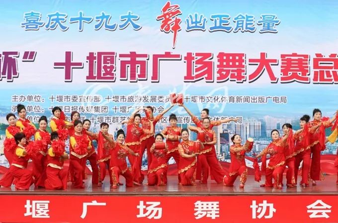紅歌廣場舞比賽奪冠背后的榮耀故事，一等獎的榮耀之路